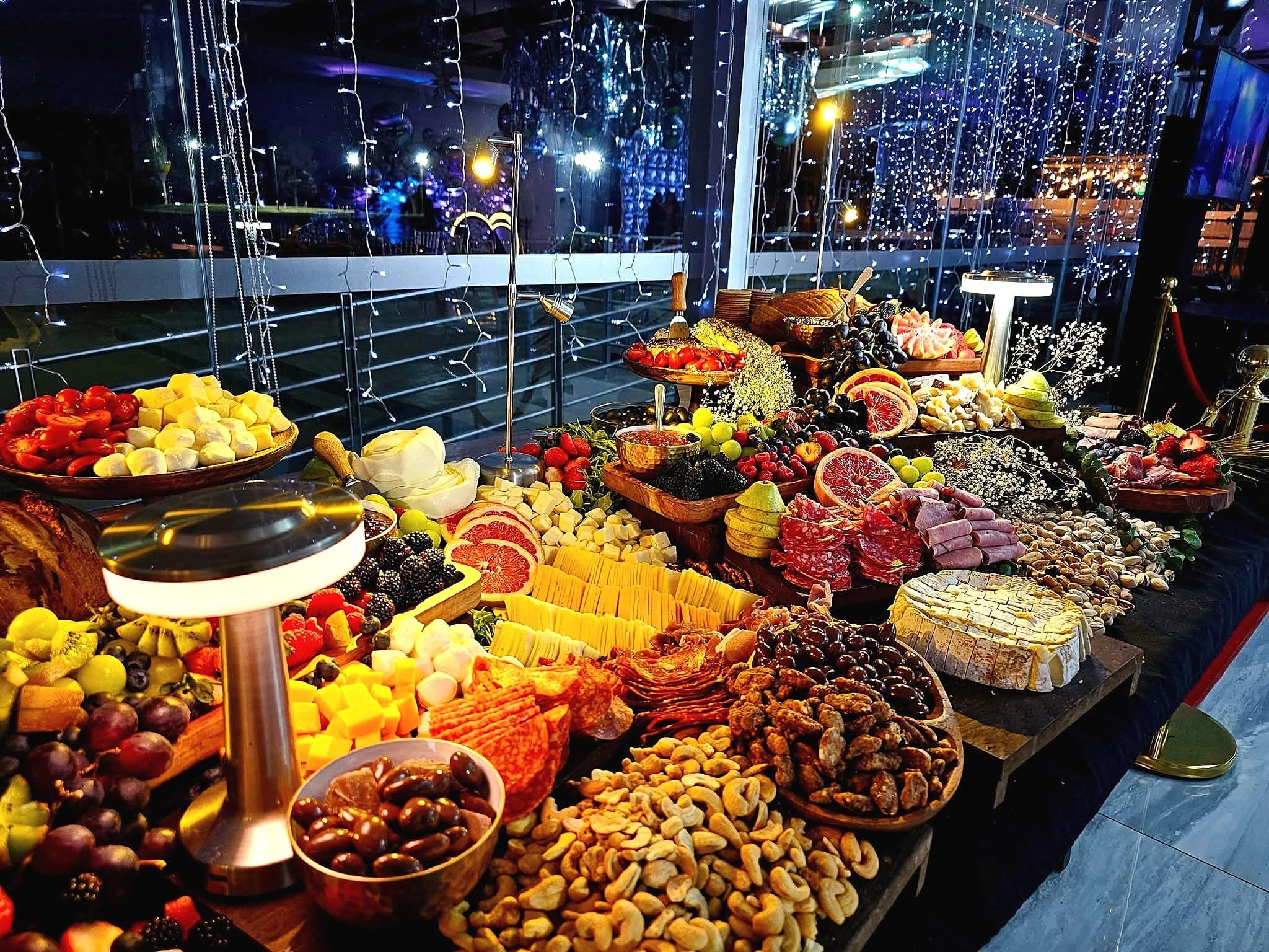 Catering Gustus en evento corporativo en Ciudad Juárez: tabla editorial de quesos, embutidos y vinos.