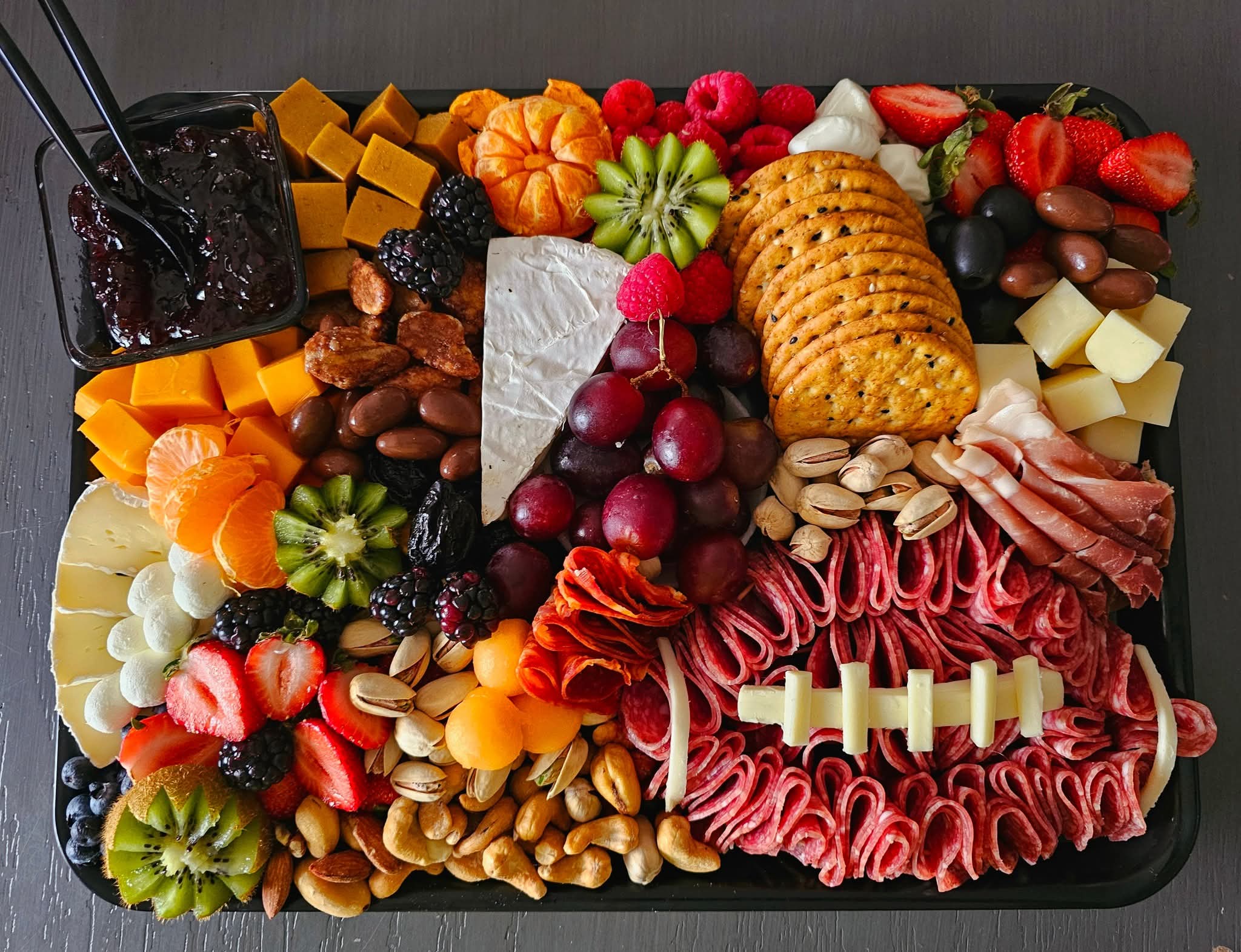 Catering Gustus en evento corporativo en Ciudad Juárez: tabla editorial de quesos, embutidos y vinos.