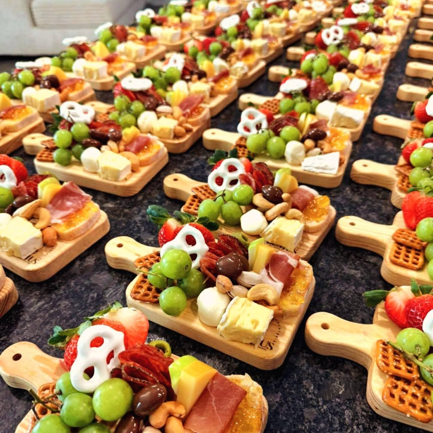 Catering Gustus en evento corporativo en Ciudad Juárez: tabla editorial de quesos, embutidos y vinos.
