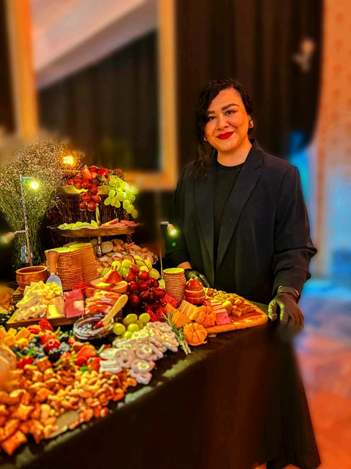 Norma Castañón, fundadora de Gustus, preparando una mesa de charcutería.