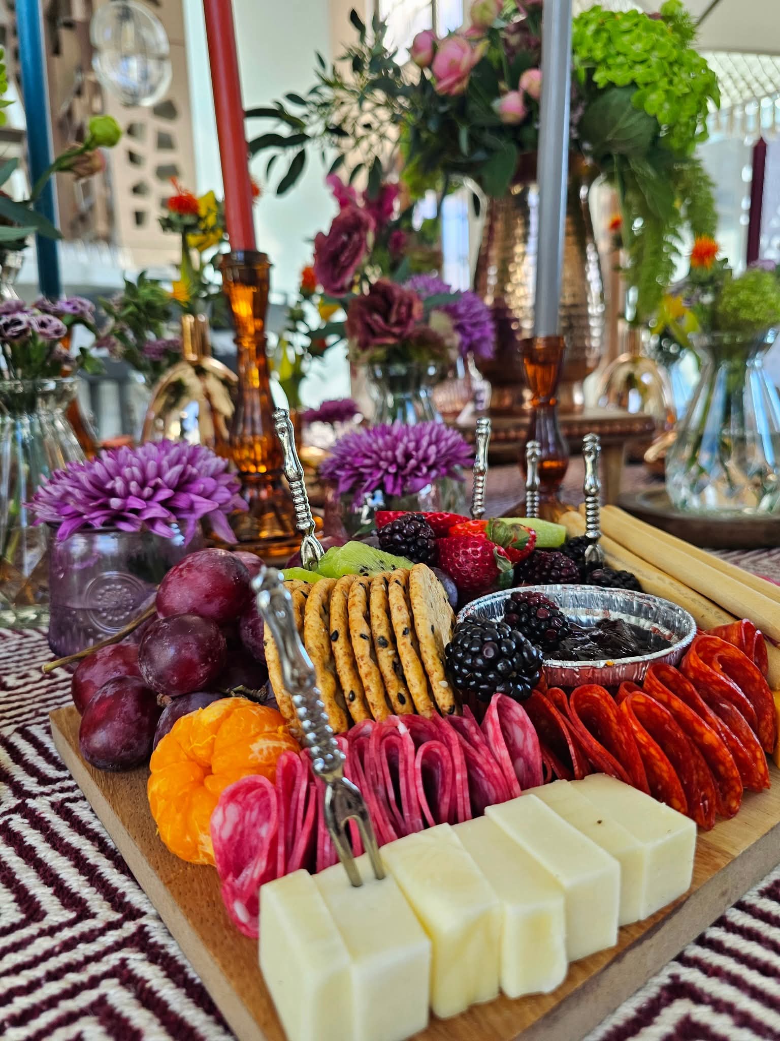 Mesa grazing de charcutería con quesos, embutidos y vinos para evento corporativo en Ciudad Juárez.